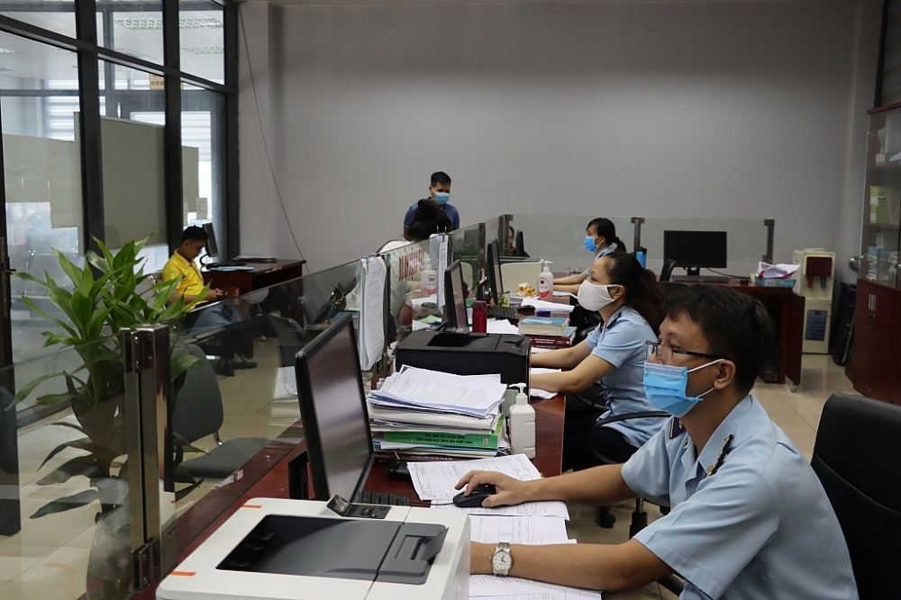 Hoạt động nghiệp vụ tại Chi cục Hải quan cửa khẩu quốc tế Lào Cai.  	Ảnh: T.Bình