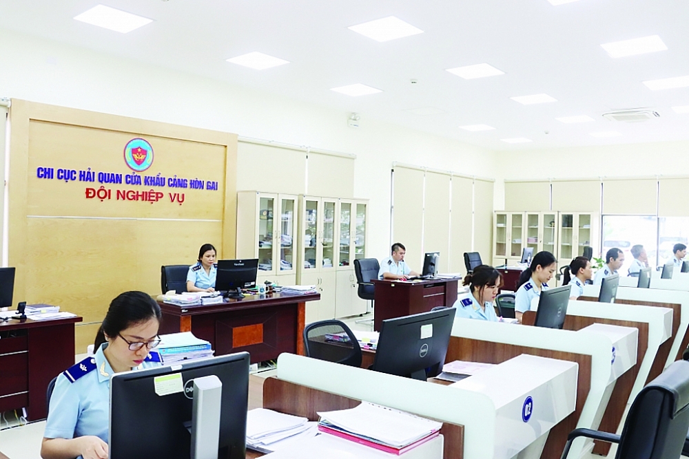 Hoạt động nghiệp vụ tại Chi cục Hải quan cửa khẩu cảng Hòn Gai, Cục Hải quan Quảng Ninh. 	 Ảnh: Quang Hùng