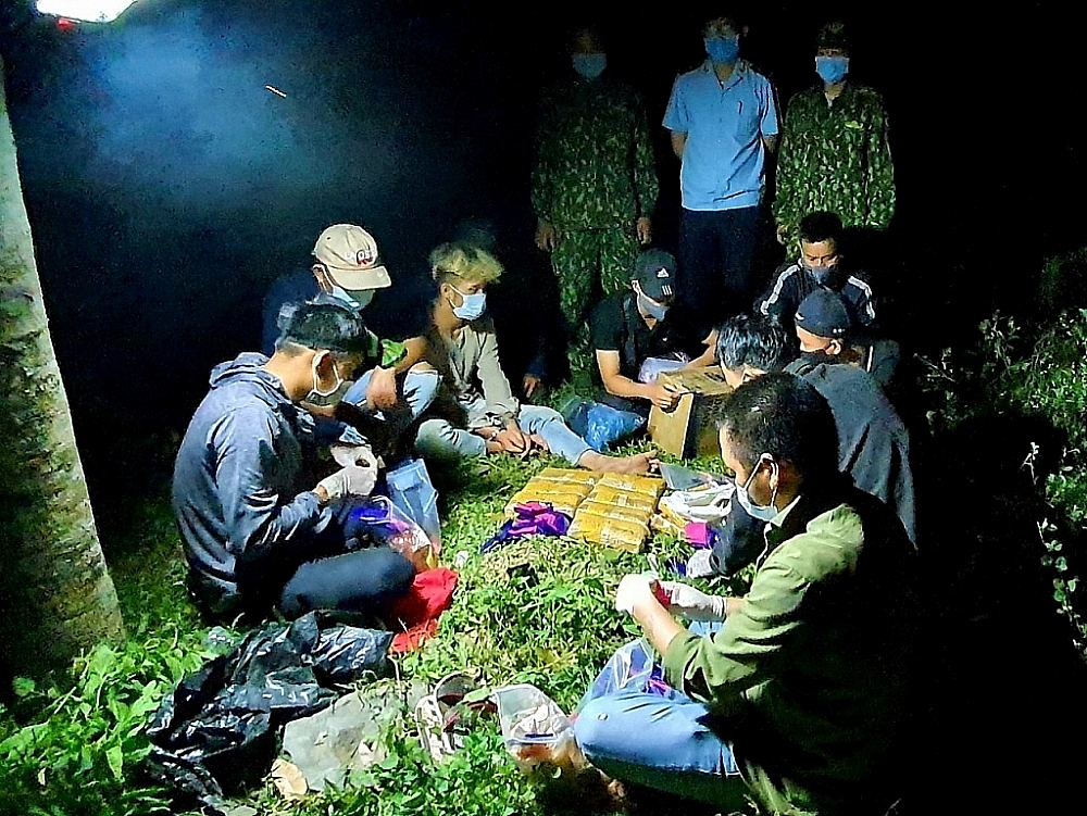 Các lực lượng: Bộ đội Biên phòng, Hải quan, Công an phối hợp bắt giữ 60.000 viên ma túy tại huyện Hướng Hóa, Quảng Trị tháng 8/2021.