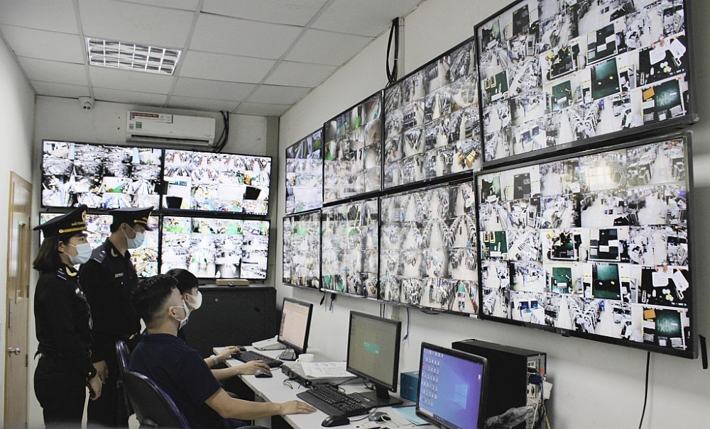 CBCC Hải quan Hà Nam (Cục Hải quan Hà Nam Ninh) thực hiện công tác giám sát trực tuyến tại kho bãi.  	Ảnh: H.Nụ