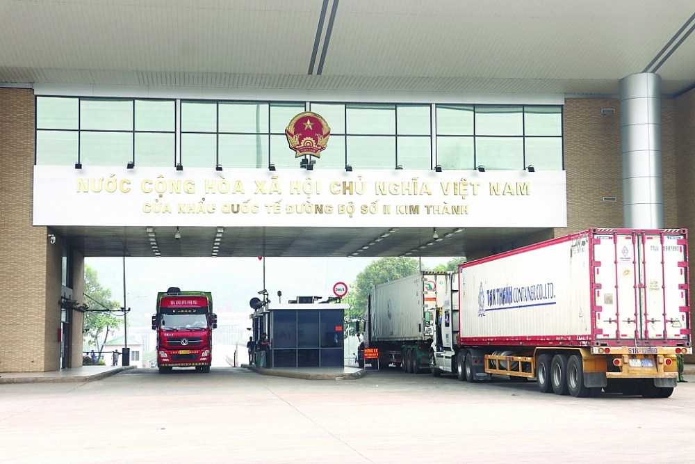 Hoạt động xuất nhập khẩu qua cửa khẩu quốc tế đường bộ số II Kim Thành, Lào Cai 	Ảnh: T.B