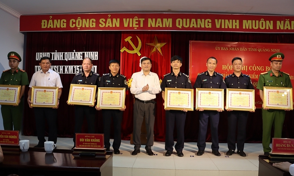 Tại Hội nghị ngày 1/6/2023, Phó Chủ tịch UBND tỉnh Quảng Ninh Bùi Văn Khắng tặng Bằng khen của Chủ tịch UBND tỉnh cho các cá nhân có thành tích xuất sắc của Trạm Kiểm soát liên hợp Km15 - Bến đò Dân Tiến. 	 	Ảnh: Thái Bình