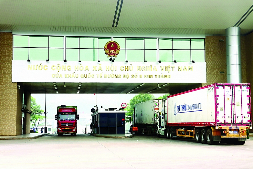 Hoạt động xuất nhập khẩu qua cửa khẩu quốc tế đường bộ số II Kim Thành, Lào Cai 	Ảnh: T.B