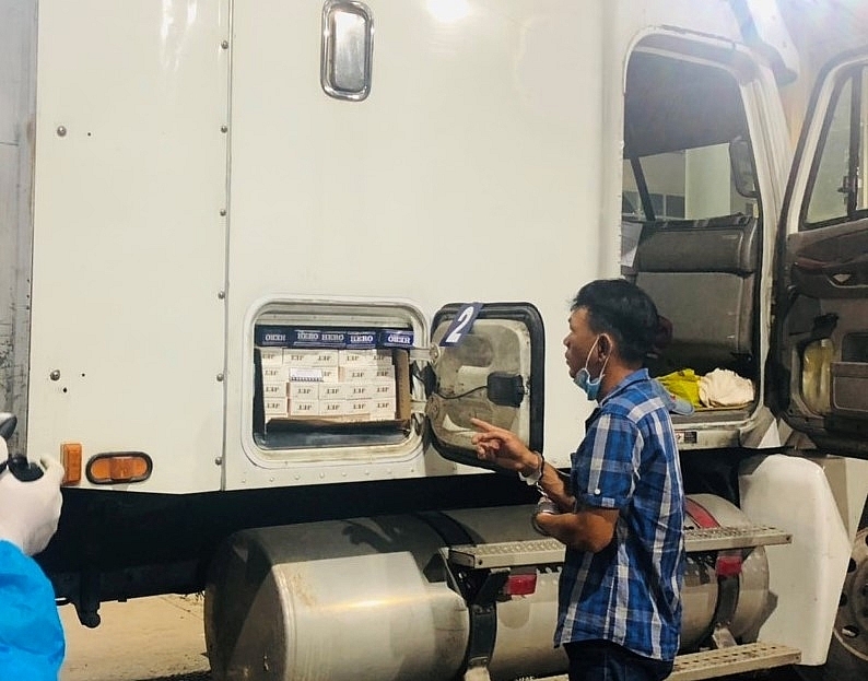 Hộp đựng phụ tùng xe của đầu kéo xe tải được đối tượng gia cố để vận chuyển thuốc lá lậu từ Campuchia về Việt Nam qua cửa khẩu Mộc Bài bị bắt giữ ngày 7/8/2021. 	Ảnh: Trần Văn Phú
