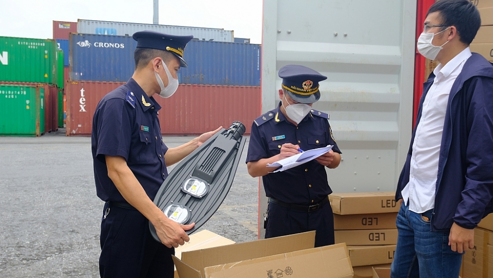 Công chức Hải quan cửa khẩu cảng Hải Phòng KV 3 kiểm tra hàng hóa XNK. 	Ảnh: N.Linh