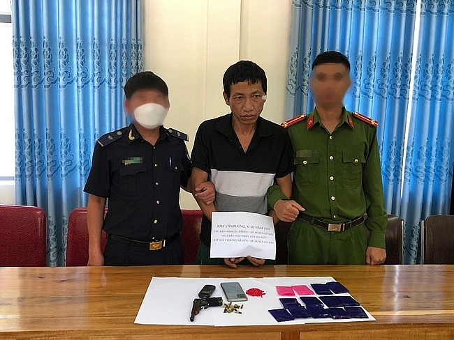 Đối tượng Kha Văn Phong cùng tang vật chuyên án bị cơ quan Hải quan và Công an Nghệ An bắt giữ ngày 2/8/2022.	Ảnh: Hải quan Nghệ An