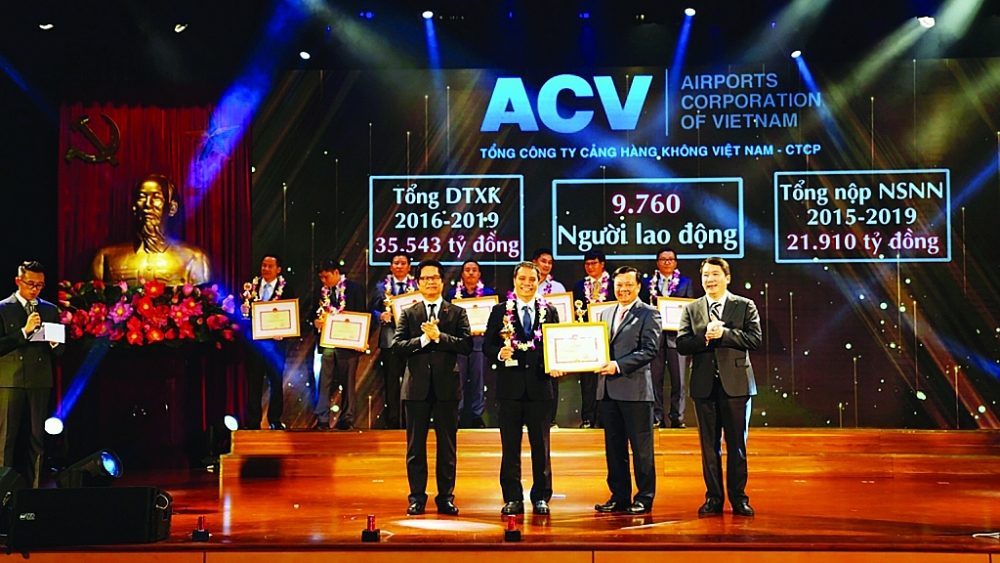 Bộ trưởng Bộ Tài chính Đinh Tiến Dũng tặng Bằng khen và vinh danh ACV là doanh nghiệp nộp thuế tiêu biểu 	 Ảnh: ACV