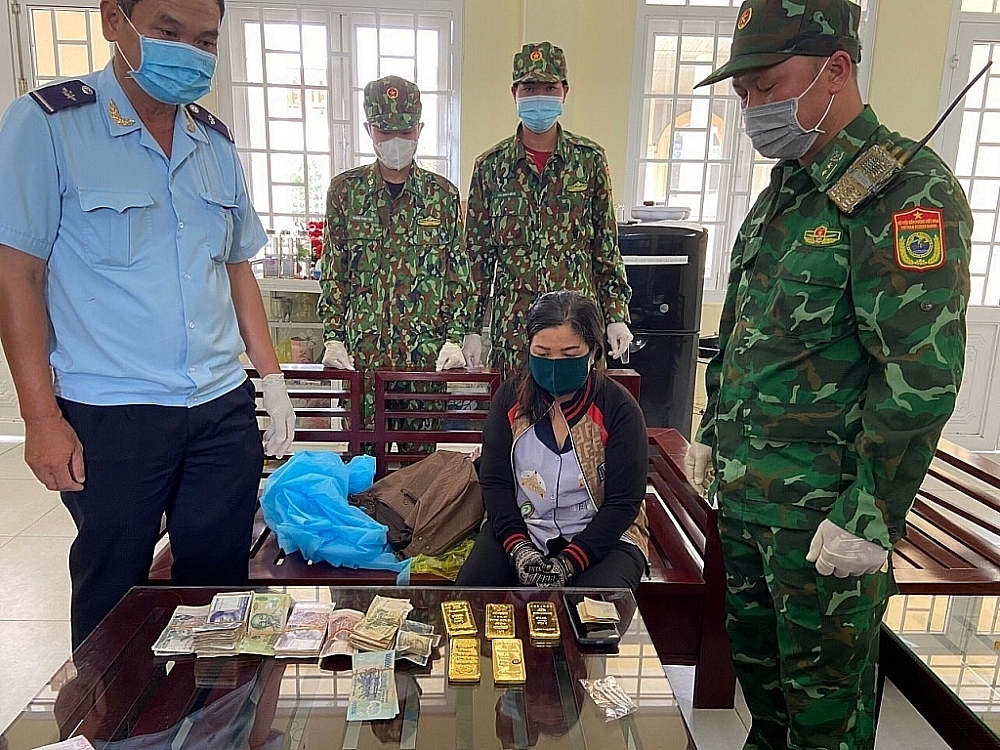 Vụ buôn lậu 5 cây vàng do Hải quan và Biên phòng cửa khẩu Tịnh Biên, An Giang phối hợp bắt giữ.  	Ảnh: T.Tuấn