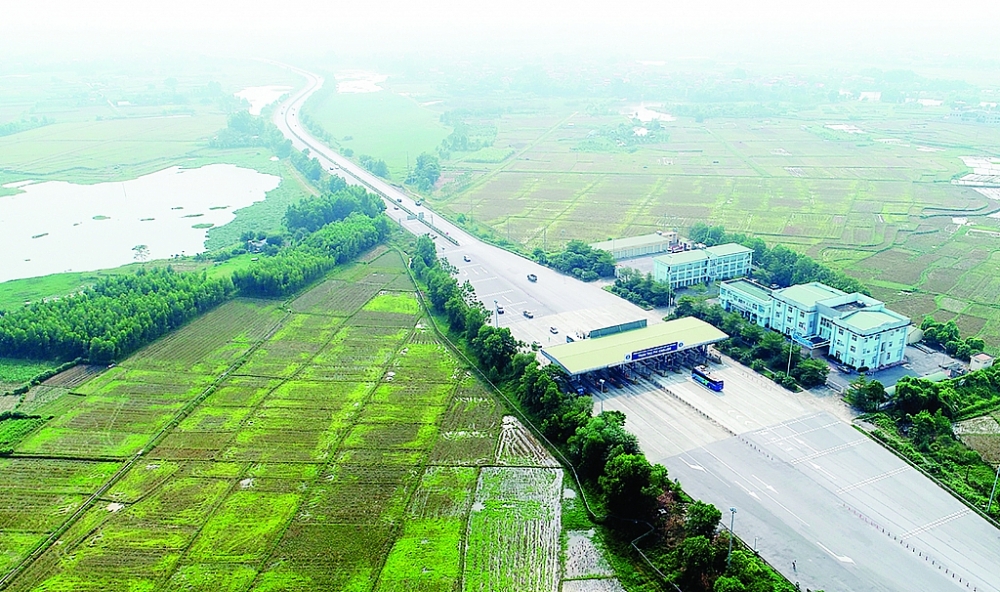 Năm 2021 cần tập trung đầu tư vào các công trình hạ tầng kết nối để thúc đẩy lưu thông, XNK hàng hóa.  Trong ảnh: Đường cao tốc Nội Bài-Lào Cai 	Ảnh: S.T