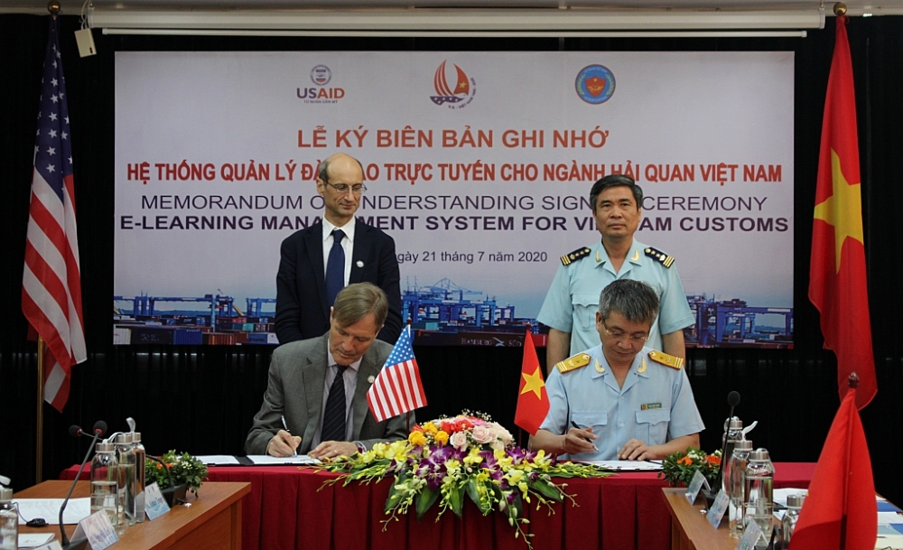 Phó Tổng cục trưởng Mai Xuân Thành và ông Michael Greene, Giám đốc USAID Việt Nam ký biên bản ghi nhớ Hệ thống quản lý đào tạo trực tuyến cho ngành Hải quan Việt Nam giữa Hải quan Việt Nam và Cơ quan Phát triển quốc tế Hoa Kỳ (USAID).	 Ảnh: H.Nụ