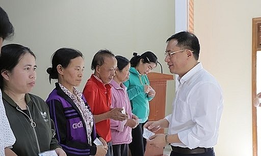 BHXH Việt Nam đã tổ chức trao tặng thẻ BHYT cho người dân bị thiệt hại do mưa lũ.  	Ảnh: Thanh Hằng