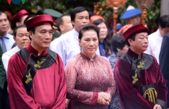 Chủ tịch Quốc hội Nguyễn Thị Kim Ngân dâng hương tưởng nhớ các vua Hùng