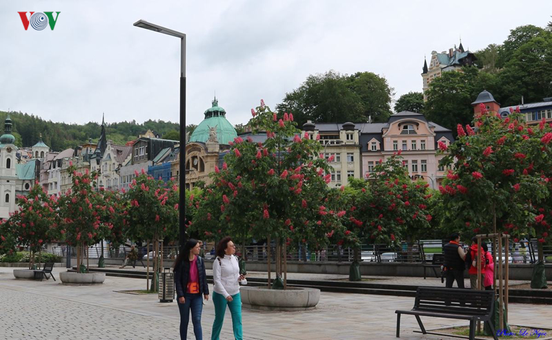 kham pha karlovy vary thanh pho nghi duong kieu diem giua long chau au