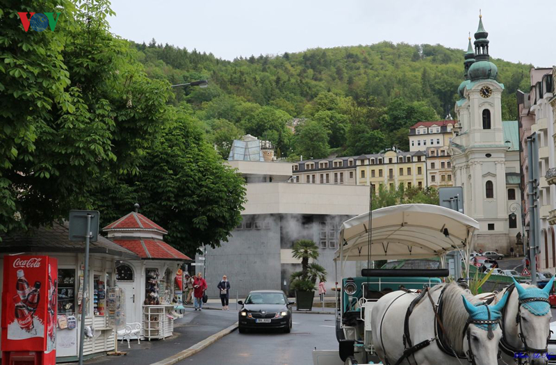 kham pha karlovy vary thanh pho nghi duong kieu diem giua long chau au