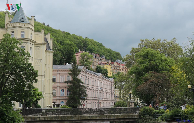 kham pha karlovy vary thanh pho nghi duong kieu diem giua long chau au