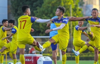 Cận cảnh không khí vui vẻ buổi tập đầu tiên của Đội tuyển Việt Nam chuẩn bị đấu Thái Lan