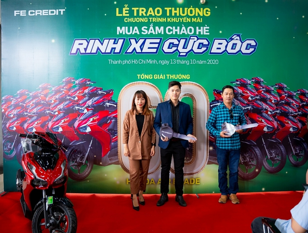 FE CREDIT trao giải thưởng chương trình  “Mua sắm chào hè, Rinh xe cực bốc”