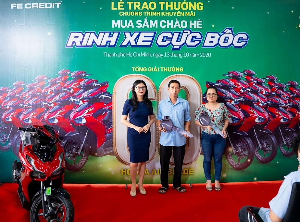 FE CREDIT trao giải thưởng chương trình  “Mua sắm chào hè, Rinh xe cực bốc”