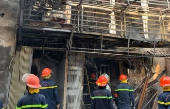 Xe chở bình gas nổ lớn, cháy lan sang 4 nhà dân ở Hà Nội