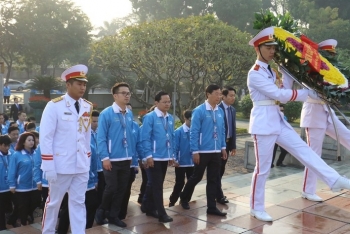 1.000 đại biểu báo công, viếng Lăng Chủ tịch Hồ Chí Minh