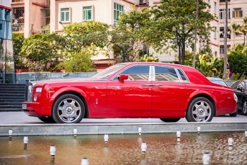 rolls royce phantom mau do doc nhat tai xuat tren duong pho