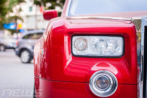 rolls royce phantom mau do doc nhat tai xuat tren duong pho