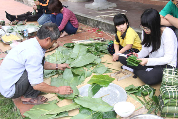 ngay tet di goi banh chung