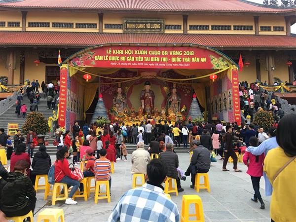 dong duc du khach tai cac le hoi den chua o quang ninh