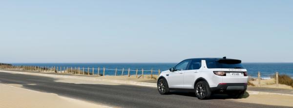 land rover gioi thieu discovery sport phien ban landmark ky niem 70 nam