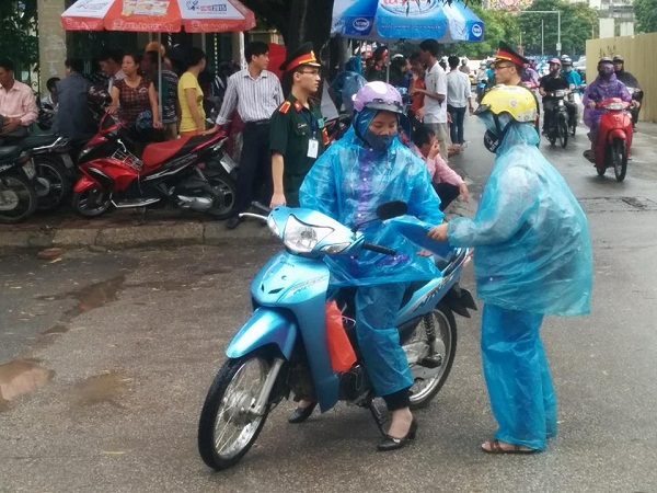 ha noi thi sinh doi mua di lam thu tuc du thi