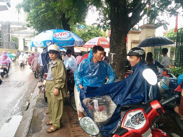 ha noi thi sinh doi mua di lam thu tuc du thi