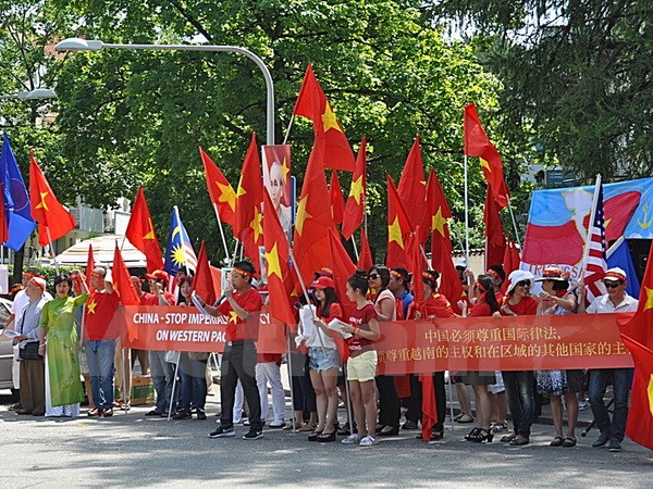 nguoi viet tai duc bieu tinh phan doi trung quoc xay dao trai phep