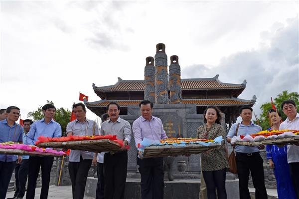 bo tai chinh dang huong tuong niem cac anh hung liet sy tai quang tri