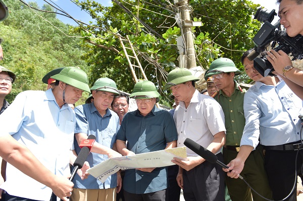 pho thu tuong trinh dinh dung di kiem tra chi dao xu ly tinh trang sat lo khan cap o hoa binh