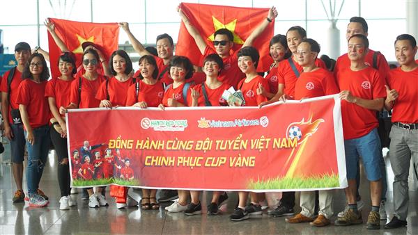 hanoiredtour va vietnam airline cung tiep lua doi tuyen olympic viet nam