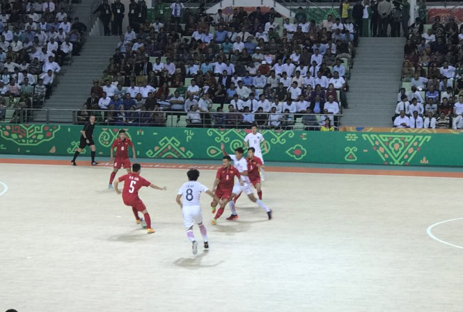 tuyen futsal viet nam tao mua gon vao luoi hong kong