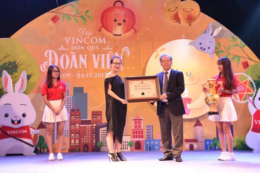 quotsieu trang vincom lap ky luc den mat trang lon nhat viet nam