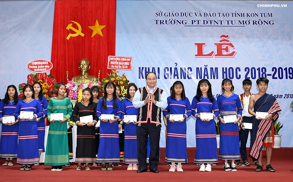 thu tuong nguyen xuan phuc da du le khai giang nam hoc moi tai kontum