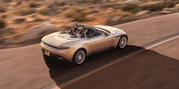 aston martin db11 volante tuyet tac xe mui tran