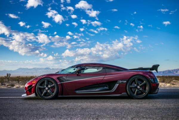 koenigsegg agera rs vuot bugatti veyron lap ky luc moi