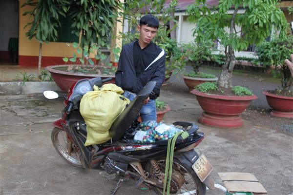 bien phong binh phuoc bat giu 27 kg phao no qua bien gioi