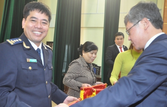 Hải quan Hưng Yên nhận Cờ thi đua của UBND tỉnh Hưng Yên