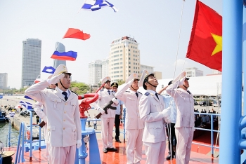 Hình ảnh thượng cờ trên tàu cao tốc của Hải quan tại Đà Nẵng