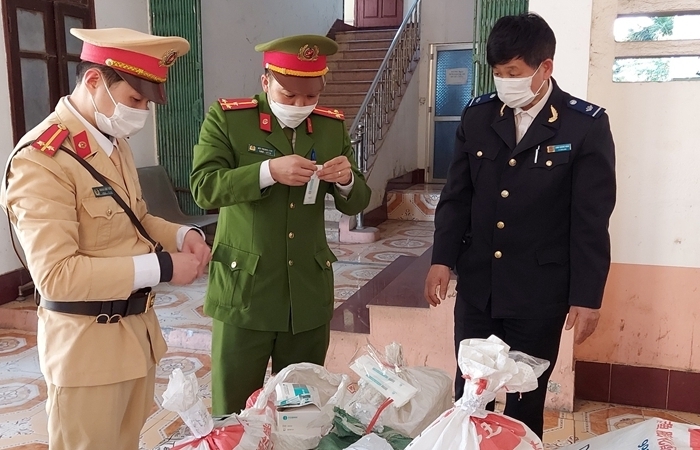 Hải quan Cao Bằng phối hợp bắt giữ 11.000 kit test nhanh Covid-19