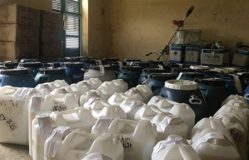 Xử lý 3.000 lít dầu gội và chất tẩy rửa không rõ nguồn gốc tại Lào Cai
