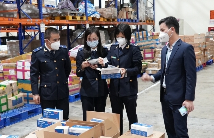 Tiếp tục bắt giữ 65.000 kit test Covid-19 nhập lậu tại sân bay Nội Bài