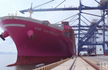 Chiêm ngưỡng siêu tàu "màu hồng" 90.000 tấn cập cảng container quốc tế Hải Phòng