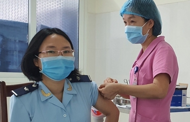 Tiêm vắc xin phòng Covid-19 cho công chức Hải quan Lào Cai