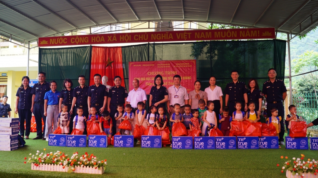 Thanh niên, Công đoàn viên hải quan tặng 115 phần quà cho học sinh ở Cao Bằng
