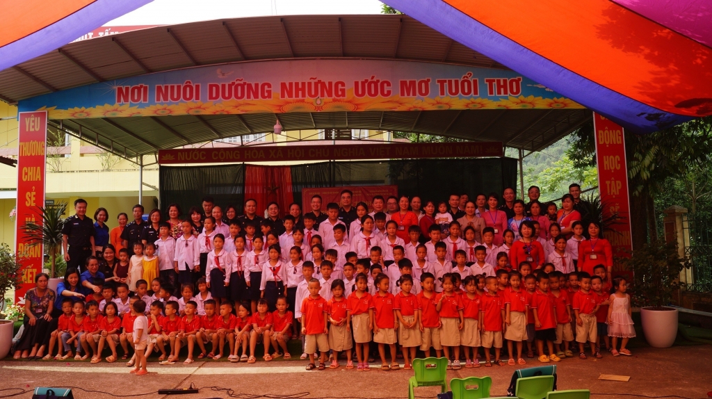 Thanh niên, Công đoàn viên hải quan tặng 115 phần quà cho học sinh ở Cao Bằng